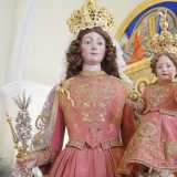 Mamma e figlioletto hanno la testa coronata e folti riccioli castani e visi dai tratti delicati su cui spiccano evidenti gote rosse. E a questa scultura che si rivolgono da secoli i fedeli per chiedere una benedizione alla santa, non prima per� di averle baciato il vestito